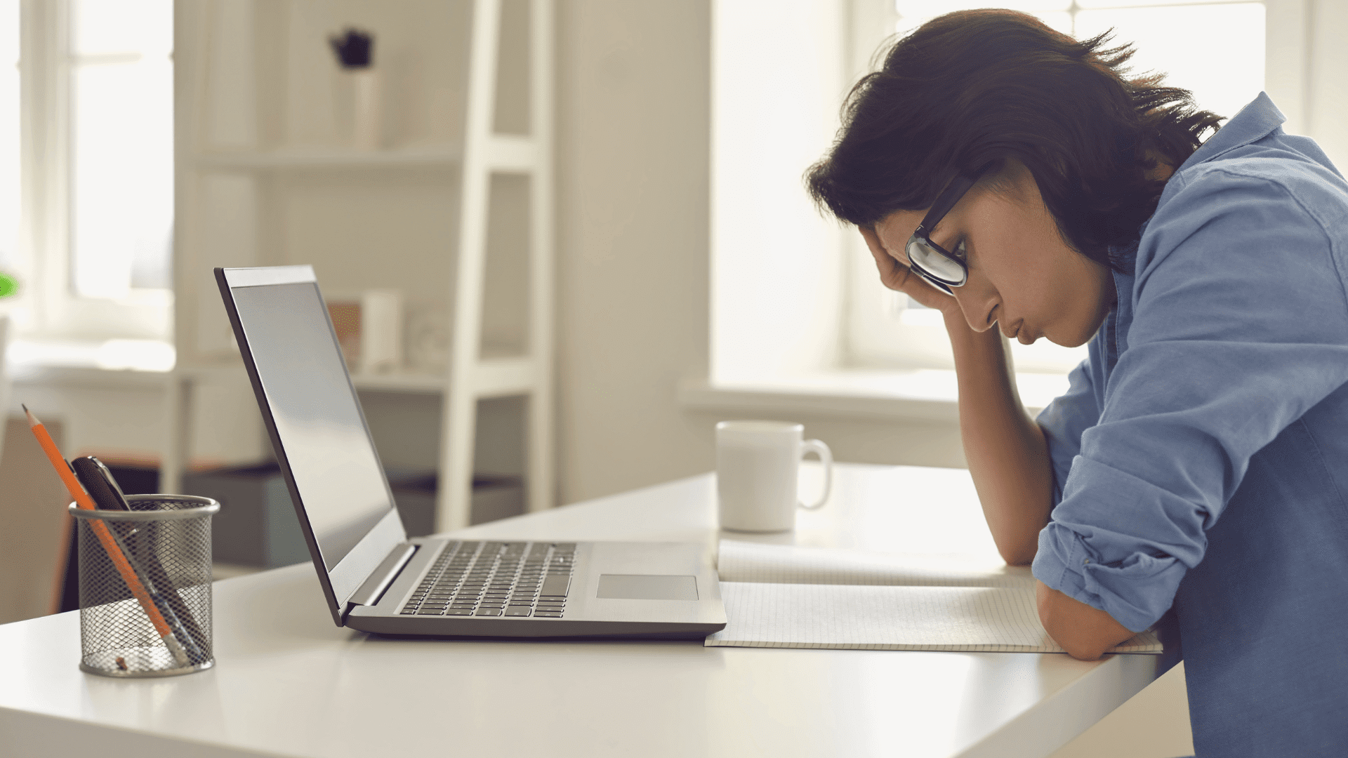 MD - 8 Mistakes when booking catering a worried woman in front of her laptop